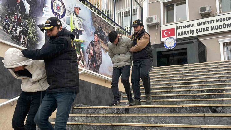 ANAHTARI ÜZERİNDE BIRAKIP HAVA ALMAYA ÇIKTI: ARABASI SANİYELER İÇİNDE ÇALINDI