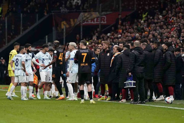 ADANA DEMİRSPOR, GALATASARAY MAÇINDA SAHADAN ÇEKİLDİ