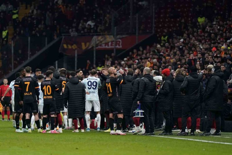 ADANA DEMİRSPOR, GALATASARAY MAÇINDA SAHADAN ÇEKİLDİ