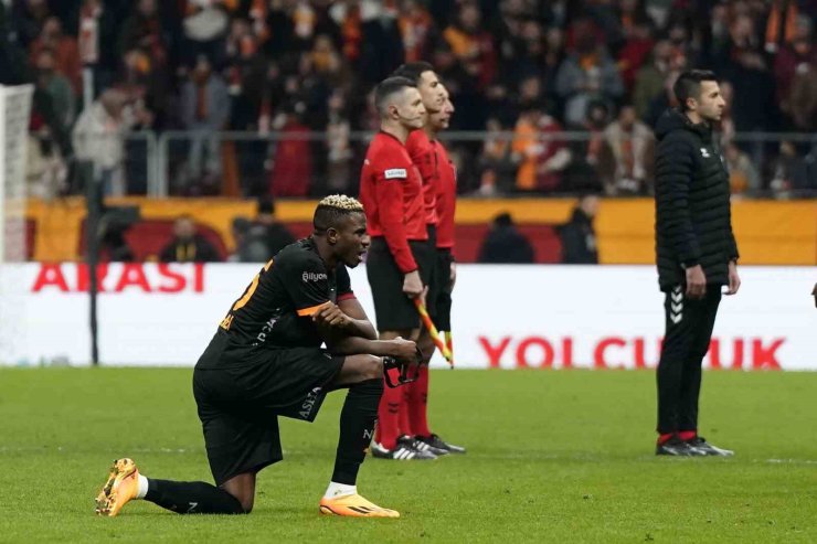 ADANA DEMİRSPOR, GALATASARAY MAÇINDA SAHADAN ÇEKİLDİ