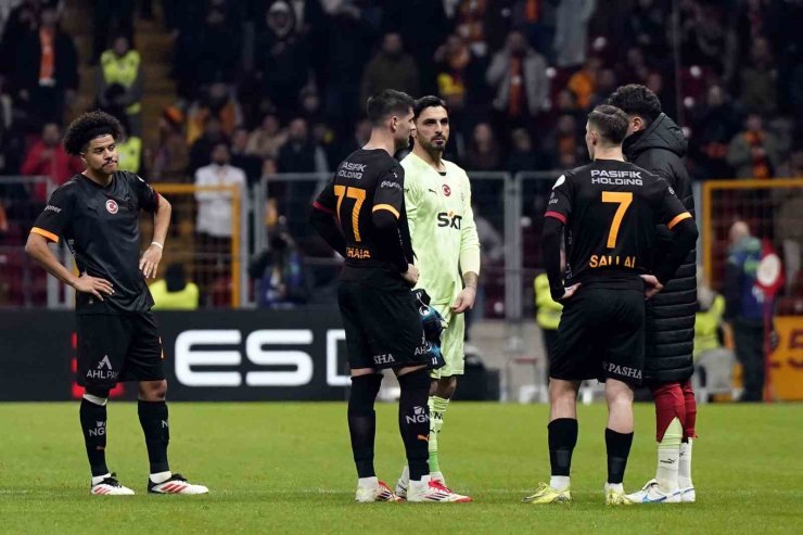 ADANA DEMİRSPOR, GALATASARAY MAÇINDA SAHADAN ÇEKİLDİ