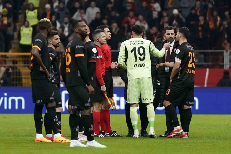 ADANA DEMİRSPOR, GALATASARAY MAÇINDA SAHADAN ÇEKİLDİ