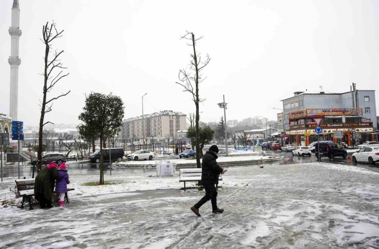 ARNAVUTKÖY BEYAZ ÖRTÜ İLE KAPLANDI