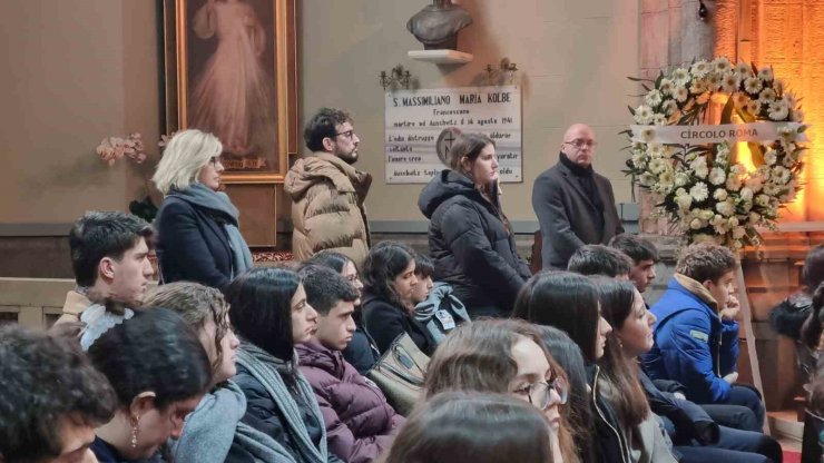 KADIKÖY’DE BIÇAKLANARAK ÖLDÜRÜLEN İTALYAN ŞEFİN OĞLU İÇİN KİLİSEDE ANMA TÖRENİ DÜZENLENDİ