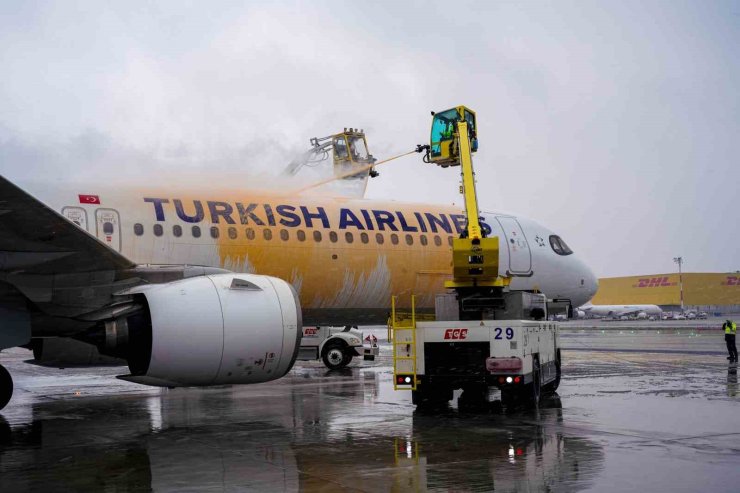 İSTANBUL HAVALİMANI’NDA UÇAKLARA BUZLANMAYA KARŞI "DE-İCİNG" İŞLEMİ UYGULANIYOR