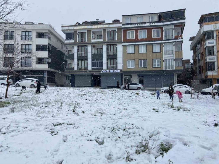 BAŞAKŞEHİR’DE ÇOCUKLAR KARDAN ADAM YAPTI