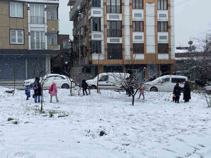 BAŞAKŞEHİR’DE ÇOCUKLAR KARDAN ADAM YAPTI