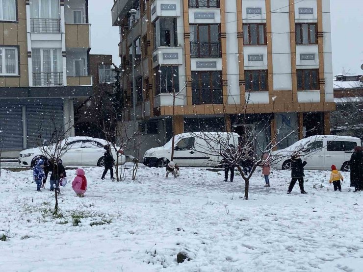 BAŞAKŞEHİR’DE ÇOCUKLAR KARDAN ADAM YAPTI