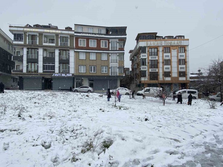 BAŞAKŞEHİR’DE ÇOCUKLAR KARDAN ADAM YAPTI