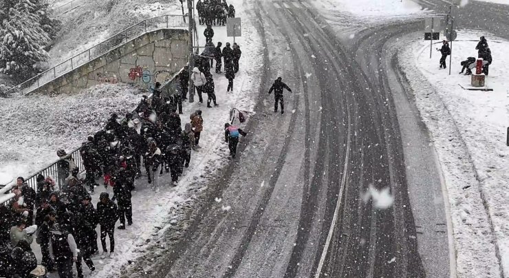 BAŞAKŞEHİR’DE ÖĞRENCİLERİN KAR SEVİNCİ HAVADAN GÖRÜNTÜLENDİ