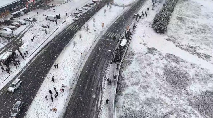 BAŞAKŞEHİR’DE ÖĞRENCİLERİN KAR SEVİNCİ HAVADAN GÖRÜNTÜLENDİ