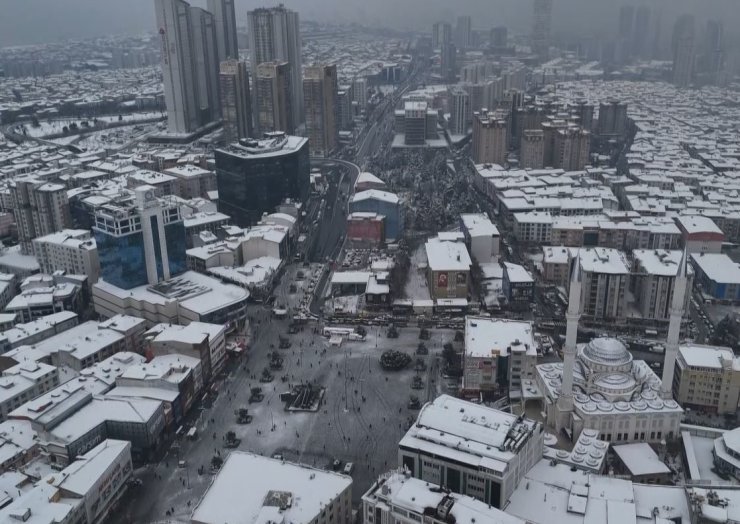 ESENYURT’TA POLİS İLE VATANDAŞLAR KAR TOPU OYNADI