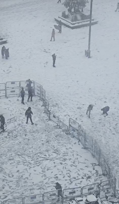 ESENYURT’TA POLİS İLE VATANDAŞLAR KAR TOPU OYNADI