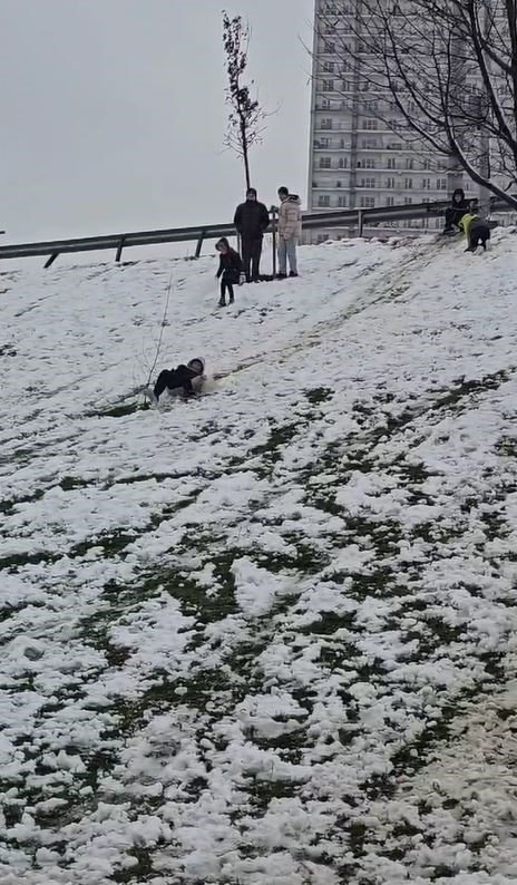 ESENYURT’TA POLİS İLE VATANDAŞLAR KAR TOPU OYNADI