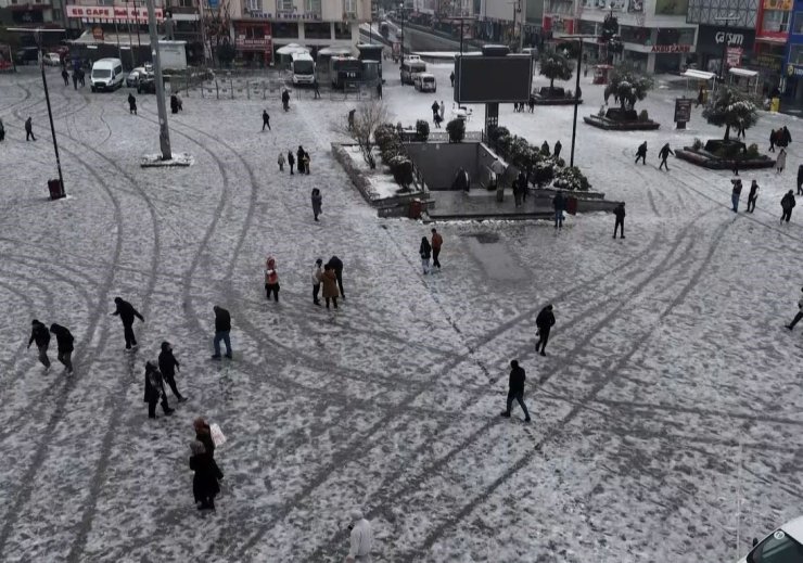 ESENYURT’TA POLİS İLE VATANDAŞLAR KAR TOPU OYNADI