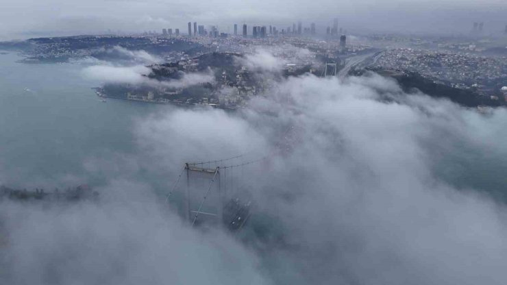 İSTANBUL BOĞAZI’NDA SİS KARTPOSTALLIK MANZARA OLUŞTURDU