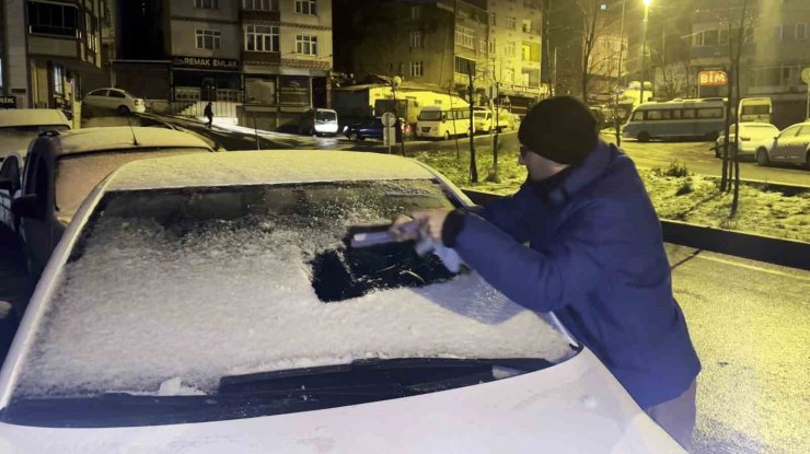 İSTANBUL’DA SOĞUK HAVA ETKİLİ OLUYOR: ARAÇ CAMLARI BUZ TUTTU