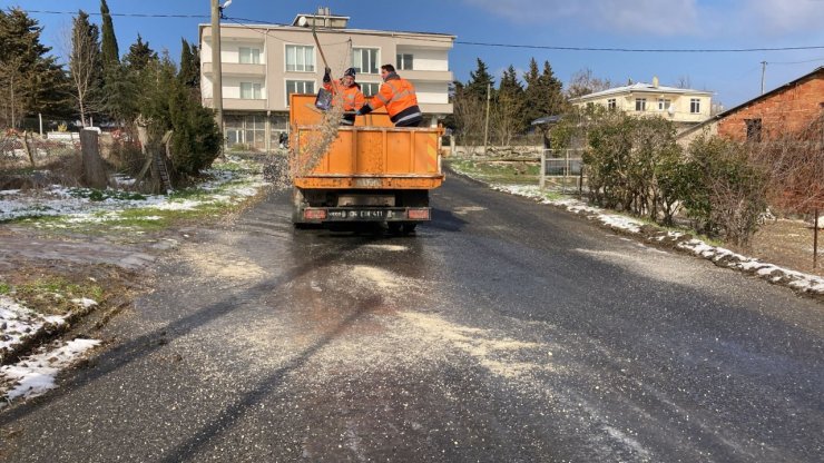 SİLİVRİ BELEDİYESİ EKİPLERİ KAR VE BUZLANMAYA KARŞI SAHADA