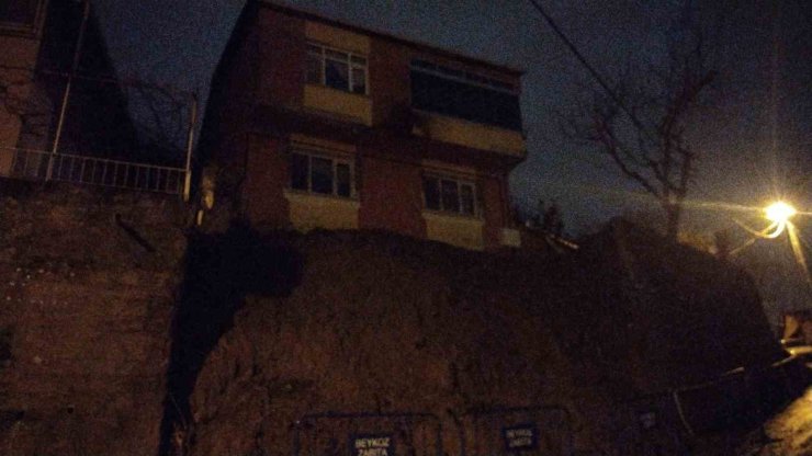 BEYKOZ’DA İSTİNAT DUVARI ÇÖKTÜ, 2 KATLI BİNA TEDBİR AMAÇLI BOŞALTILDI