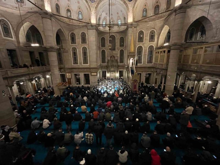 BERAT KANDİLİ’NDE VATANDAŞLAR EYÜPSULTAN CAMİİ’NE AKIN ETTİ