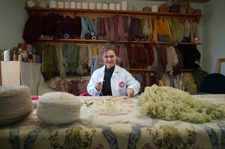 200 YILLIK SARAY HALILARI USTA ELLERDE YENİDEN HAYAT BULUYOR