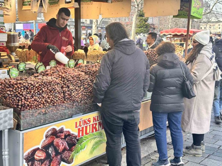 RAMAZAN ÖNCESİ HURMA ÇEŞİTLERİ TEZGAHLARDA YERİNİ ALDI