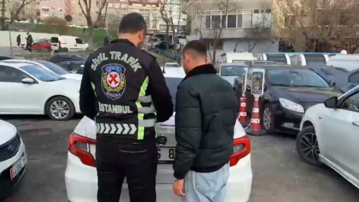 ESENYURT’TA TERS YÖNDE SEYREDEN MİNİBÜS ŞOFÖRÜ TRAFİĞİ TEHLİKEYE ATTI: O ANLAR KAMERADA