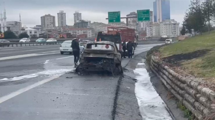 TEM OTOYOLU’NDA SEYİR HALİNDEKİ CİP ALEV ALEV YANDI: O ANLAR KAMERADA