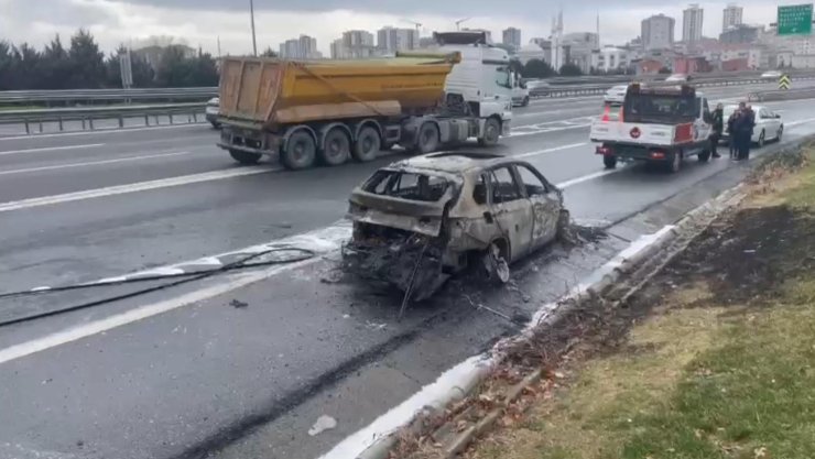 TEM OTOYOLU’NDA SEYİR HALİNDEKİ CİP ALEV ALEV YANDI: O ANLAR KAMERADA