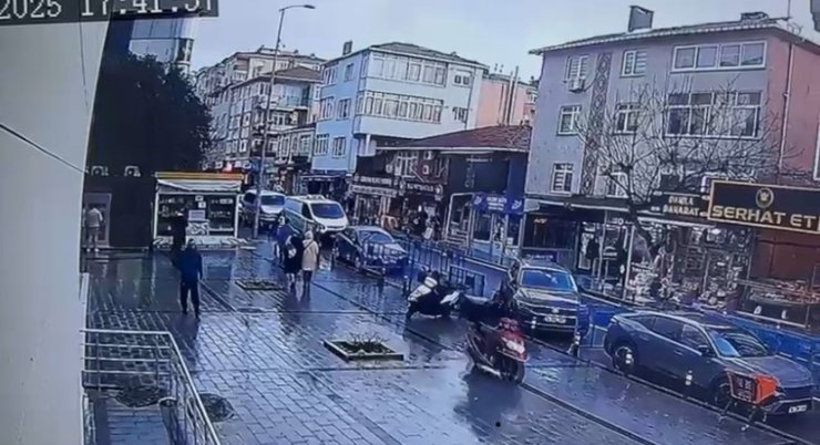 ATAŞEHİR’DE GÜPEGÜNDÜZ MOTOSİKLET HIRSIZLIĞI KAMERADA