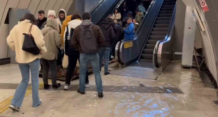 İSTANBUL’DA METROBÜS ALT GEÇİDİ SU BASTI: VATANDAŞ SULARIN İÇİNDE YÜRÜMEK ZORUNDA KALDI