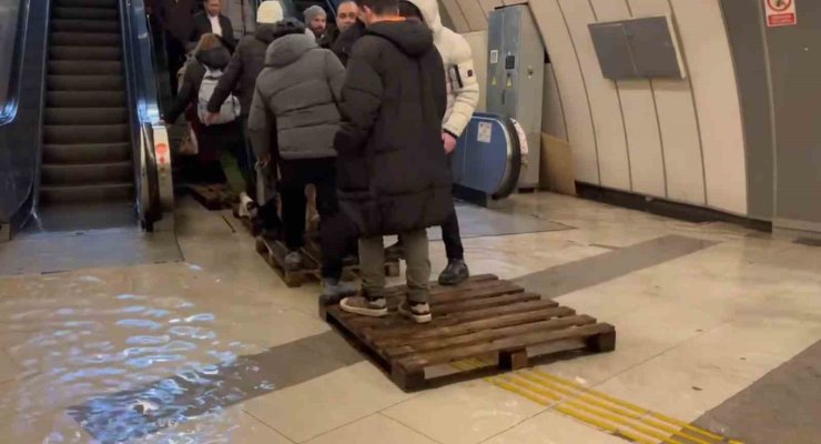 İSTANBUL’DA METROBÜS ALT GEÇİDİ SU BASTI: VATANDAŞ SULARIN İÇİNDE YÜRÜMEK ZORUNDA KALDI