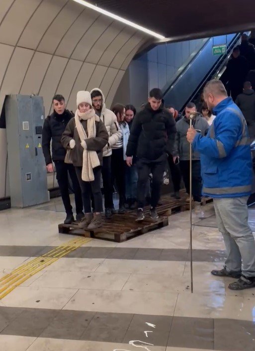 İSTANBUL’DA METROBÜS ALT GEÇİDİ SU BASTI: VATANDAŞ SULARIN İÇİNDE YÜRÜMEK ZORUNDA KALDI