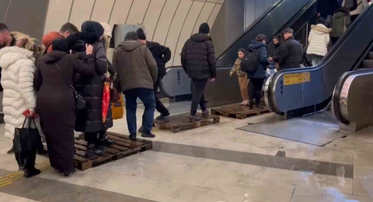 İSTANBUL’DA METROBÜS ALT GEÇİDİ SU BASTI: VATANDAŞ SULARIN İÇİNDE YÜRÜMEK ZORUNDA KALDI