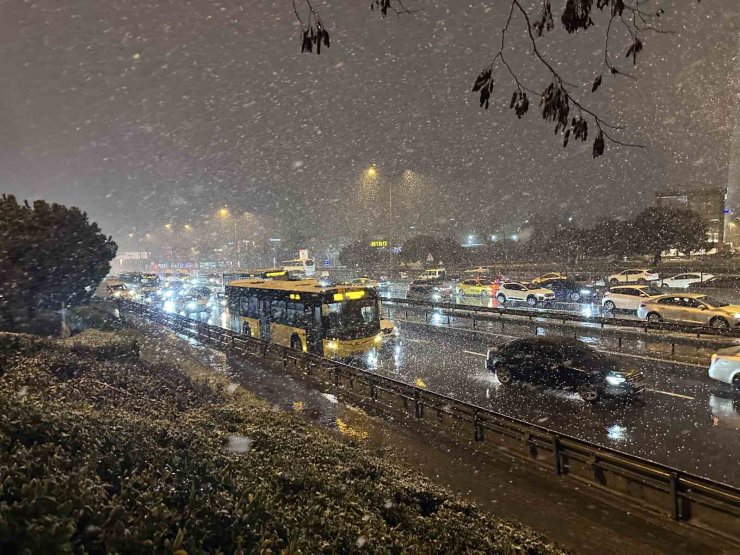 KAR YAĞIŞIYLA İSTANBUL TRAFİĞİ FELÇ OLDU