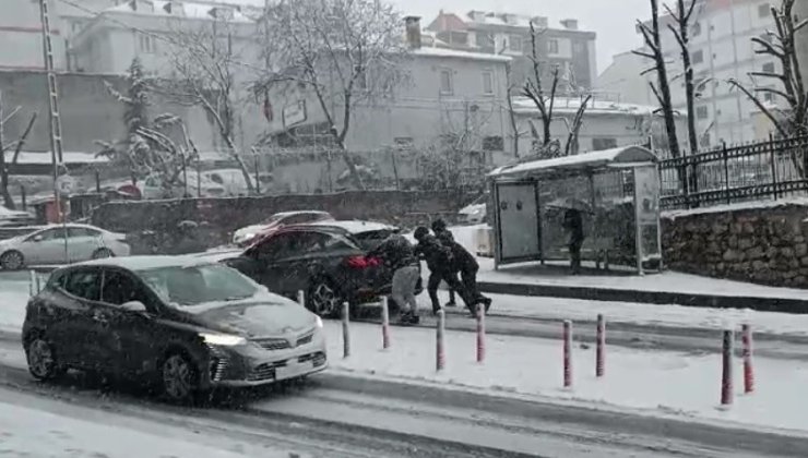 ARNAVUTKÖY’DE KAR YAĞIŞINDA ARAÇLAR YOLDA KALDI, KAZALAR MEYDANA GELDİ