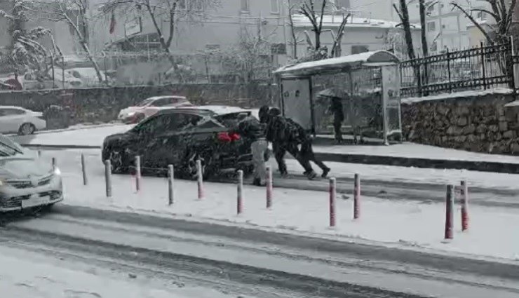 ARNAVUTKÖY’DE KAR YAĞIŞINDA ARAÇLAR YOLDA KALDI, KAZALAR MEYDANA GELDİ