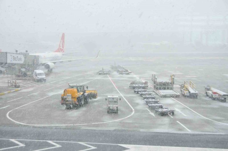 İSTANBUL HAVALİMANI’NDA YOĞUN KAR YAĞIŞI