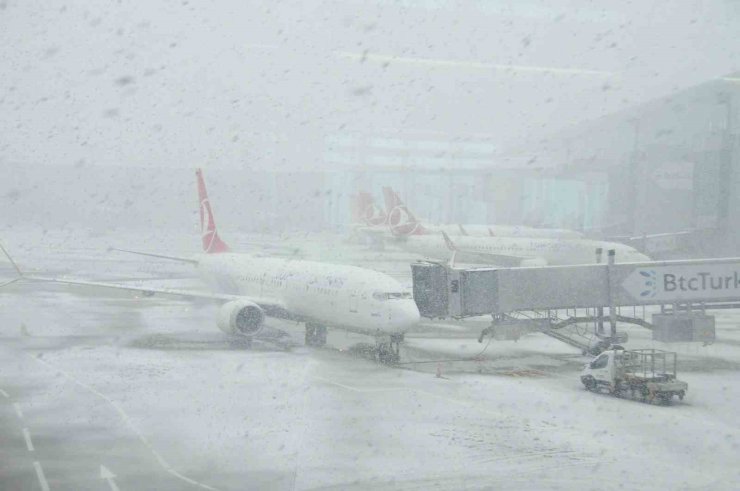 İSTANBUL HAVALİMANI’NDA YOĞUN KAR YAĞIŞI