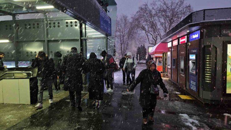 İSTANBUL’DA VATANDAŞLAR KAR YAĞIŞININ KEYFİNİ ÇIKARDI