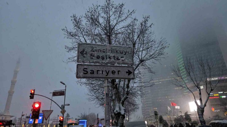 İSTANBUL’DA VATANDAŞLAR KAR YAĞIŞININ KEYFİNİ ÇIKARDI