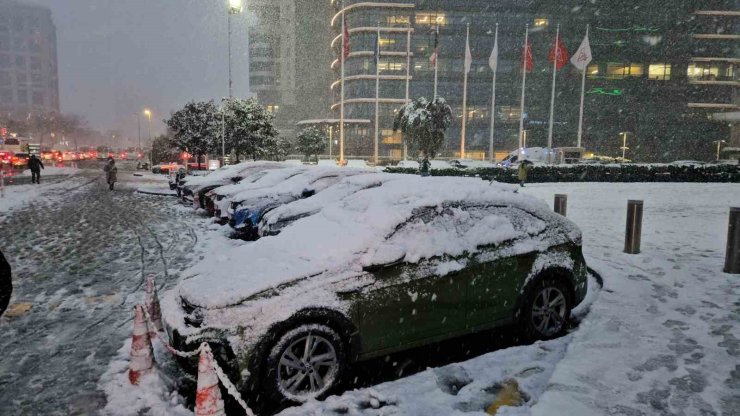 İSTANBUL’DA VATANDAŞLAR KAR YAĞIŞININ KEYFİNİ ÇIKARDI