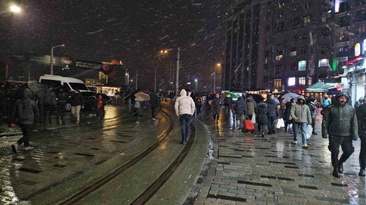 İSTANBUL’DA VATANDAŞLAR KAR YAĞIŞININ KEYFİNİ ÇIKARDI