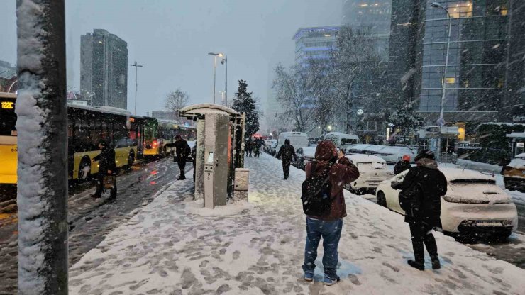 İSTANBUL’DA VATANDAŞLAR KAR YAĞIŞININ KEYFİNİ ÇIKARDI