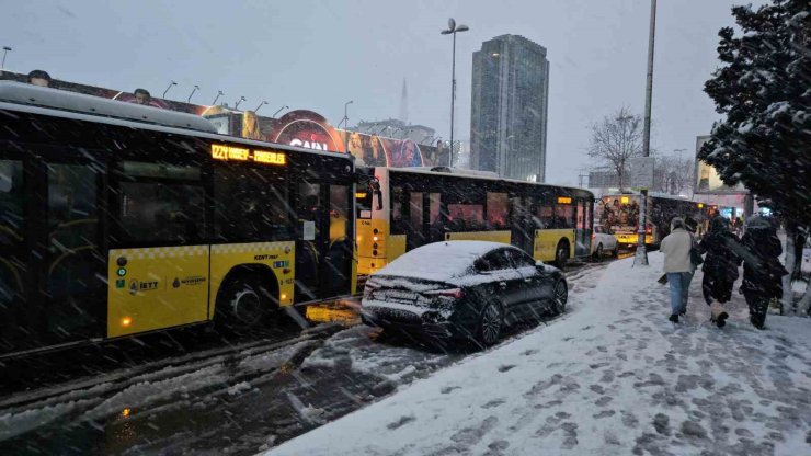 İSTANBUL’DA VATANDAŞLAR KAR YAĞIŞININ KEYFİNİ ÇIKARDI