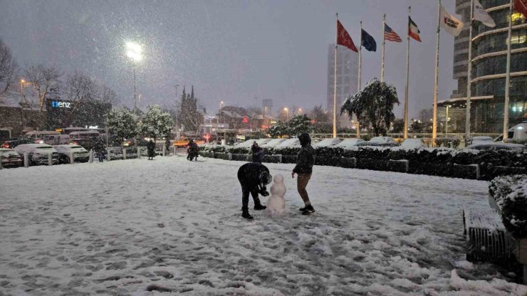 İSTANBUL’DA VATANDAŞLAR KAR YAĞIŞININ KEYFİNİ ÇIKARDI