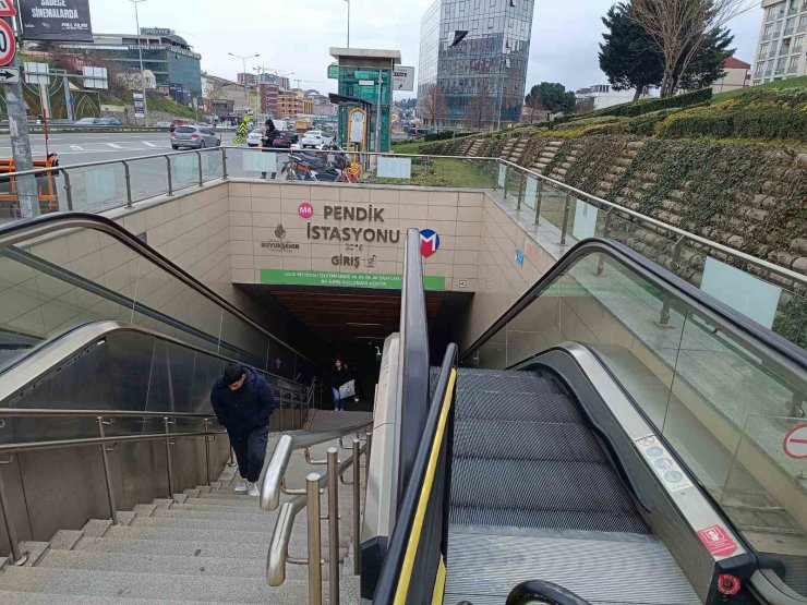 PENDİK METRODA YÜRÜYEN MERDİVEN FACİASI: YAŞLI KADININ PARMAKLARI KOPTU