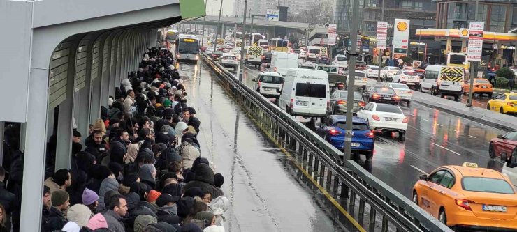 YENİBOSNA METROBÜS DURAĞINDA İNSAN SELİ