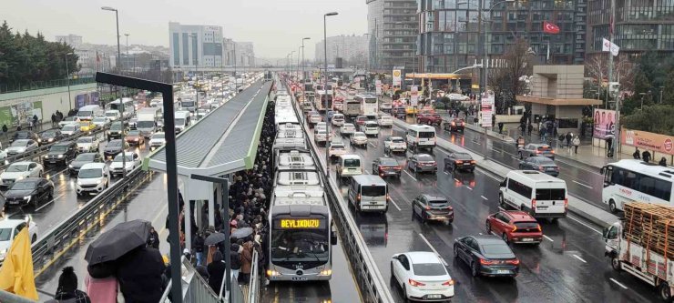 YENİBOSNA METROBÜS DURAĞINDA İNSAN SELİ