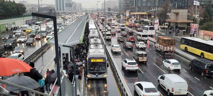 YENİBOSNA METROBÜS DURAĞINDA İNSAN SELİ